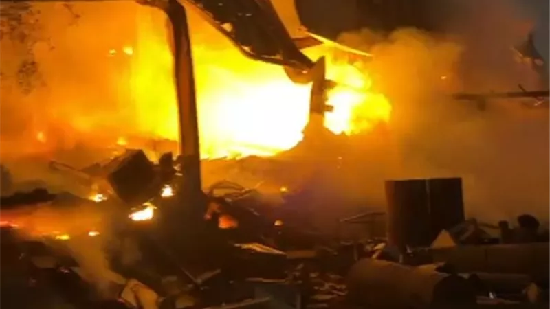 حريق ضخم يضرب «الشاهد جروب» بأكتوبر.. والدفع بسيارات الإطفاء 