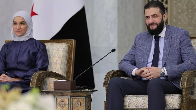 سقوط الشرع.. الرئيس السوري يتعثر على السلم بافتتاح معرض دمشق الدولي |فيديو