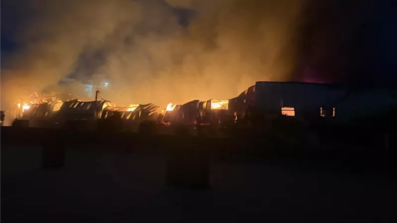 120 دقيقة تحت النيران.. كواليس مرعبة بحريق مصانع الشاهد جروب|صور وفيديو