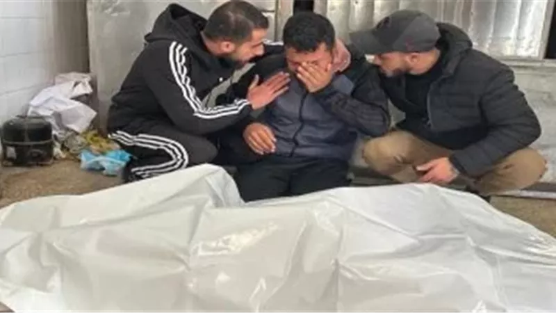 متأثرا بجراحه.. استشهاد فلسطيني إثر قصف الاحتلال الإسرائيلي خيمة بخان يونس
