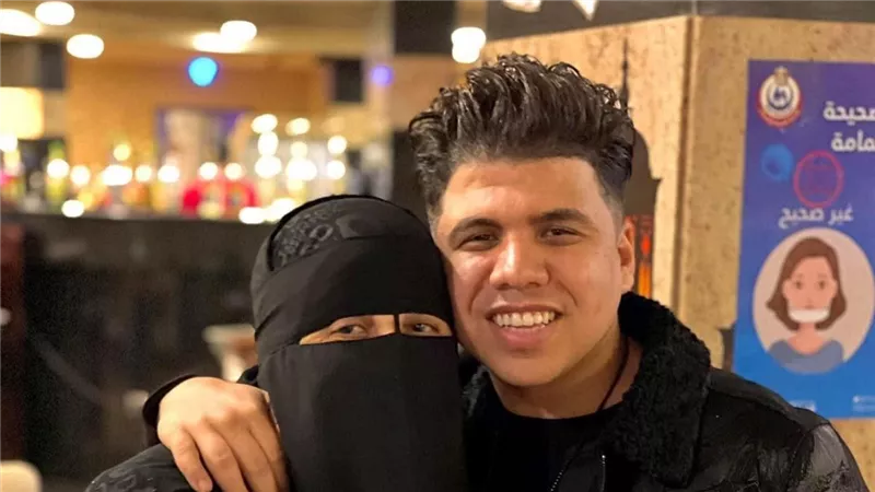 عمر كمال يعلن تعرض والدته لأزمة صحية وخضوعها لعملية جراحية