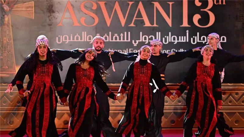 مسارح مهرجان أسوان الدولي تزدان بعروض فلكلورية من مختلف العالم