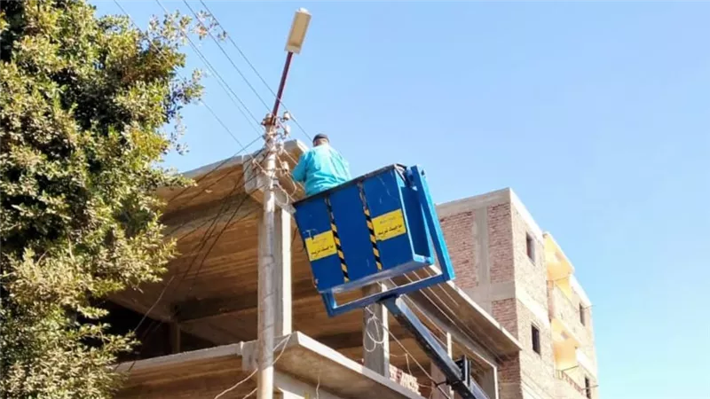 رئيس مدينة الطود يتابع أعمال تركيب كشافات الإنارة والنظافة جنوب الأقصر