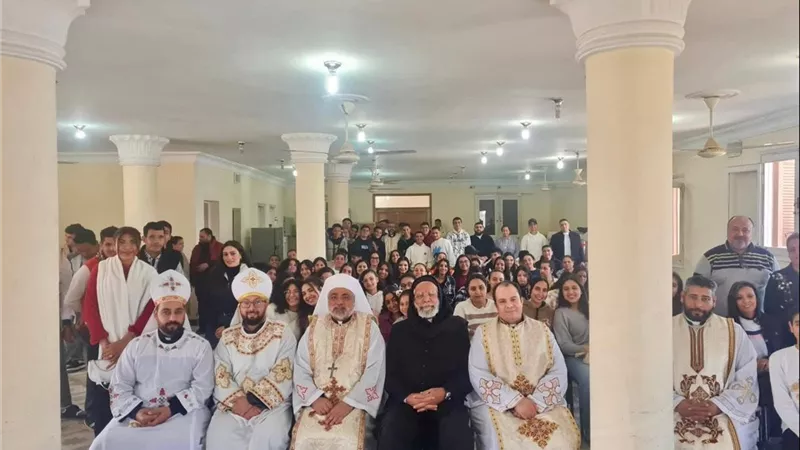 «مفتدين الوقت».. مطران طيبة للكاثوليك يترأس يوم الشبيبة الثانوية|صور