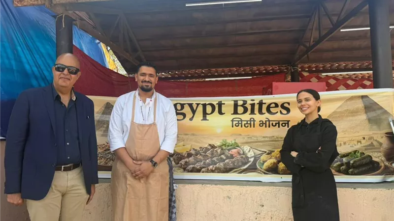 سفير مصر بالهند يتفقد المشاركة المصرية بمعرض 