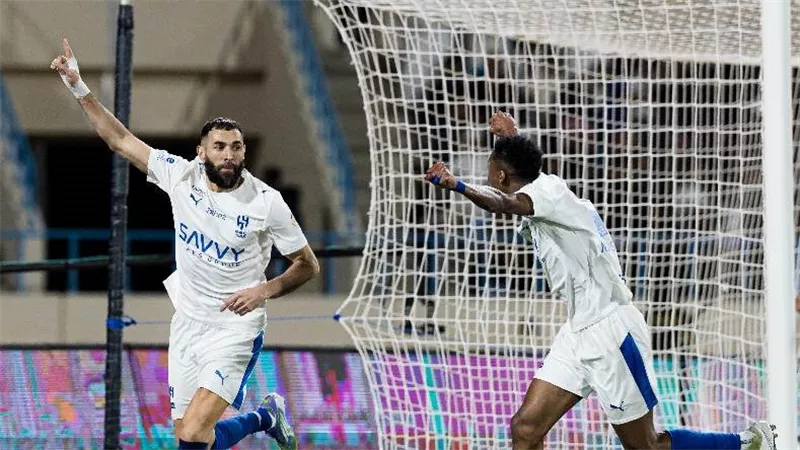 كريم بنزيما للصحفيين: اسألوا اتحاد جدة لماذا لم يودعونني