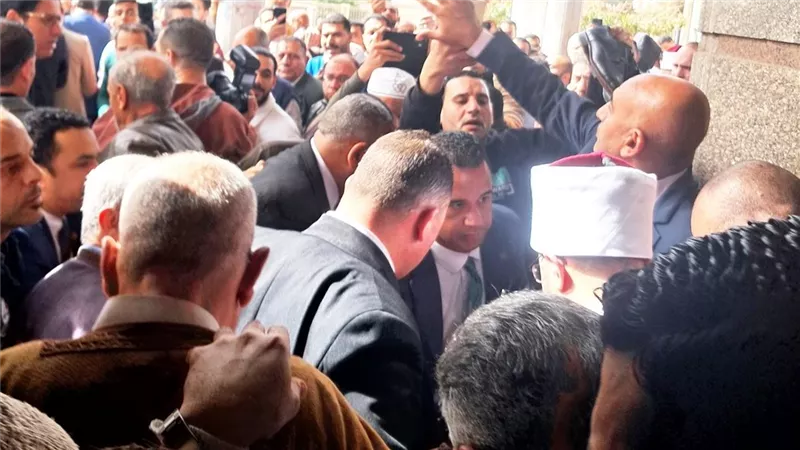 بعد صلاة الجمعة.. التفاف المواطنين حول وزير الأوقاف والمفتي في المنصورة
