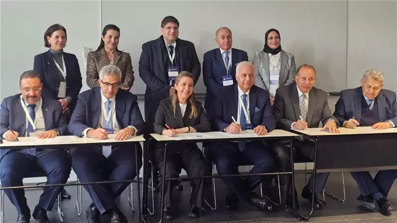 رئيس جامعة المنصورة يوقِّع اتفاقية تعاون دولي مع مجموعة «فاتيل» الفرنسية