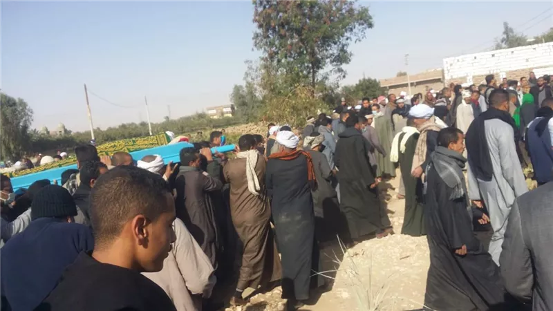 المئات يشيعون جنازة شيخ المالكية في جنازة مهيبة بالاقصر