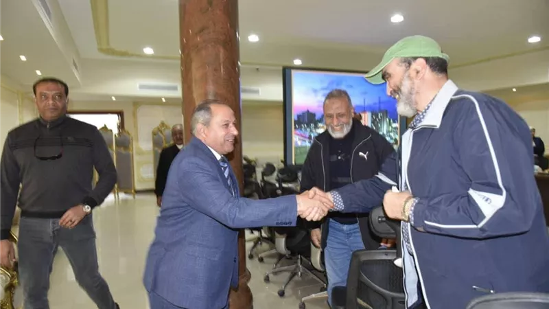 محافظ بورسعيد يستقبل قدامى قادة وحدات الصاعقة ويستعرض جهود التنمية الشاملة