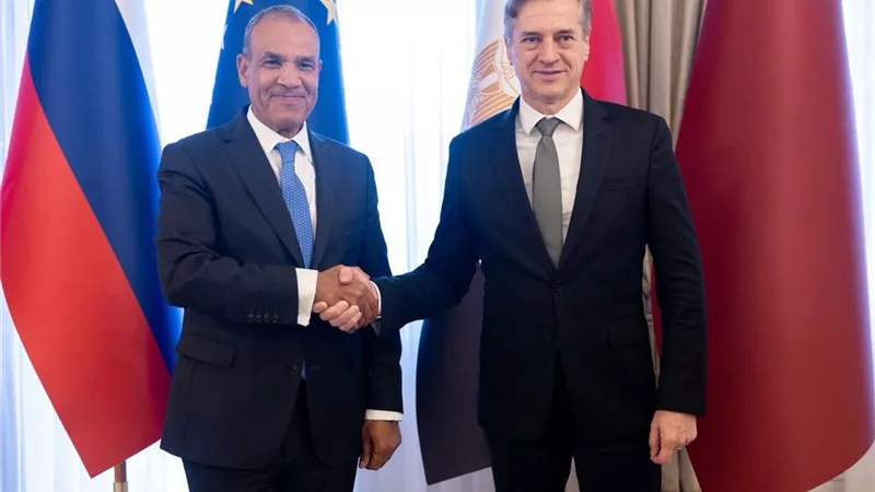 وزير الخارجية يستعرض الفرص الاستثمارية مع رئيس وزراء سلوفينيا