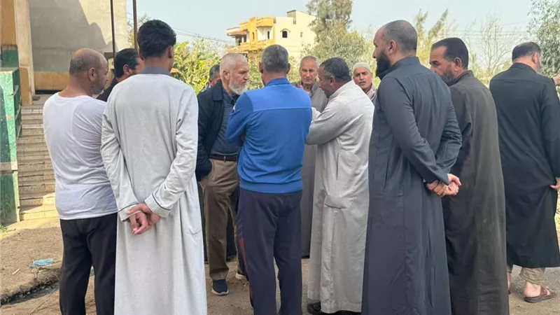 النائب محمد مصطفى خليفة يزور عزبة أبو حبيب بكفر الشيخ لبحث مشاكل الصرف 
