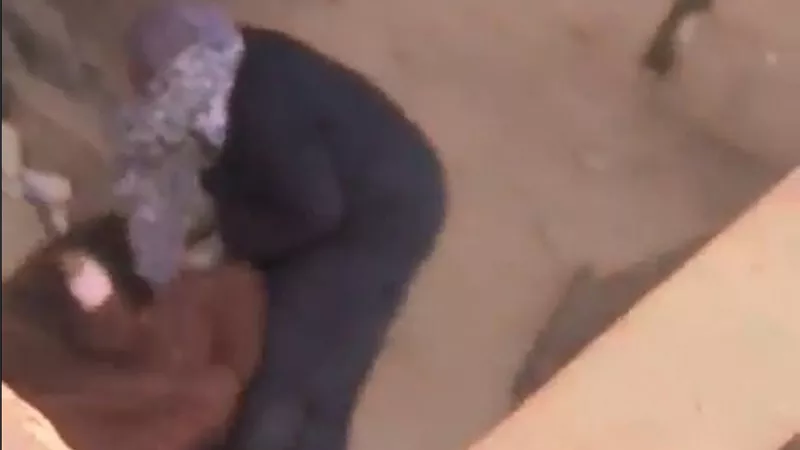 مطمرش فيها التربية.. الداخلية تكشف ملابسات فيديو ضرب فتاة لأمها بالشرقية