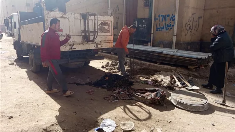 رئيس مدينة دسوق يتابع حل مشاكل الصرف الصحي وتغيير أغطية المطابق التالفة