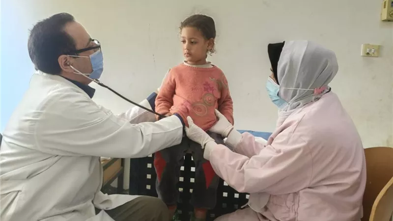 «صحة المنيا»: قافلة «حياة كريمة» بقرية إبشادات بملوي تقدم 1044 خدمة طبية