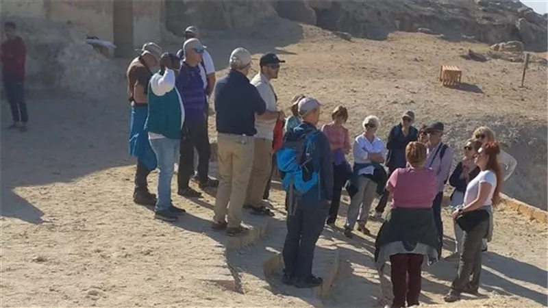المنيا تستقبل أفواجًا سياحية أجنبية لزيارة تل العمارنة وتونا الجبل 