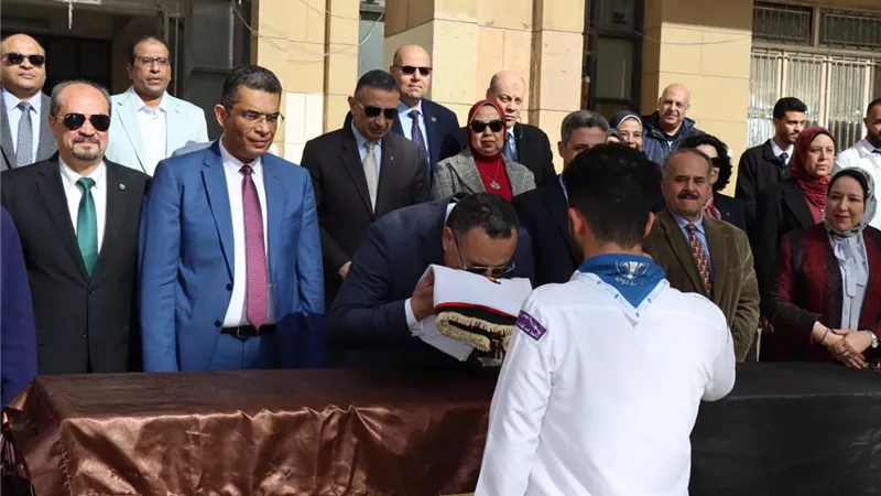 لفتة مؤثرة لـ رئيس جامعة الإسكندرية في أول أيام الدراسة