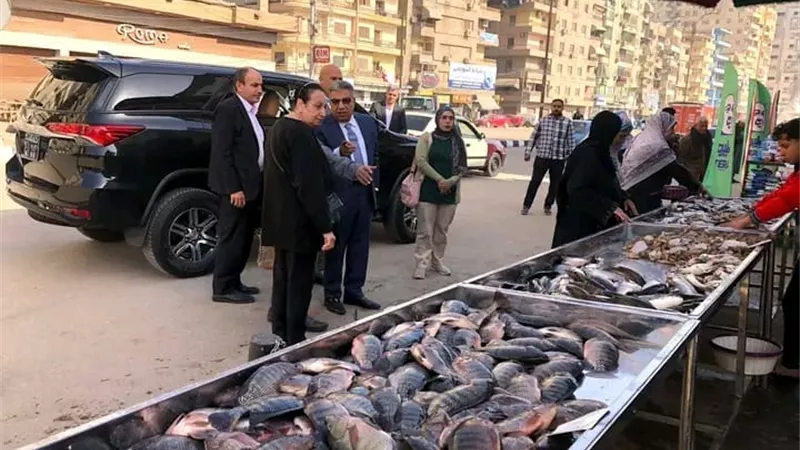 محافظ الدقهلية يتفقد المعرض الدائم للسلع الغذائية بحي غرب المنصورة 