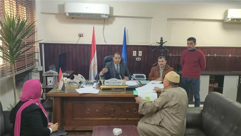 رئيس مركز المحمودية بالبحيرة يستجيب لمطالب 25 مواطنا باللقاء الأسبوعي