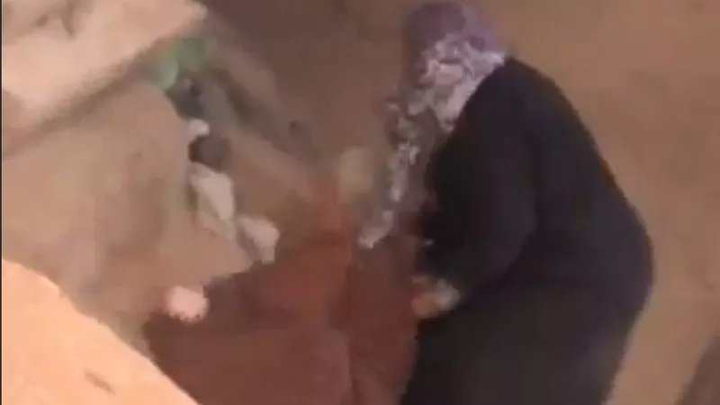 «ماتت الرحمة».. جارة «سيدة الشرقية» تكشف تفاصيل جديدة في واقعة السحل| خاص
