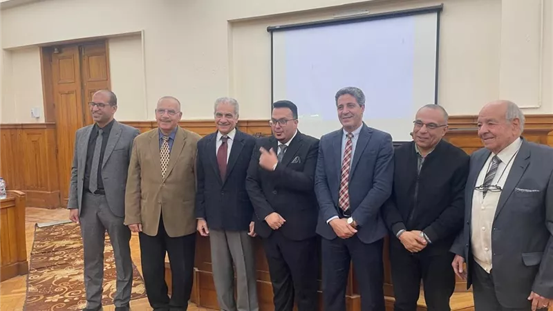 رئيس جامعة أسوان يشارك في مناقشة رسالة دكتوراه حول «تحسين زيوت العزل»
