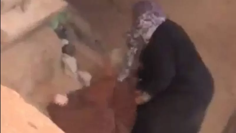 قلب الأم.. مسنة الشرقية تطالب بالعفو عن ابنتها بعد القبض عليها عقب ضربها