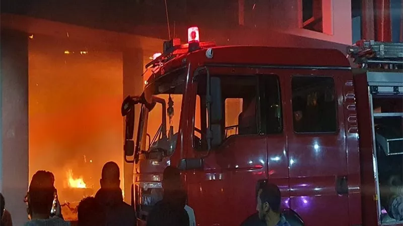 منطقة تجارية وسكنية.. السيطرة على حريق بأحد المطاعم الشهيرة بالشرقية