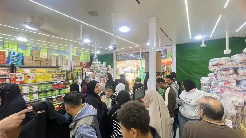 محافظ الدقهلية يتابع انتظام العمل بالسوق الحضارية في السنبلاوين 