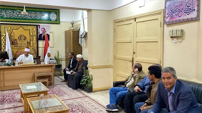 رئيس منطقة كفر الشيخ الأزهرية يتابع موقف الكتب مع بداية الترم الثاني