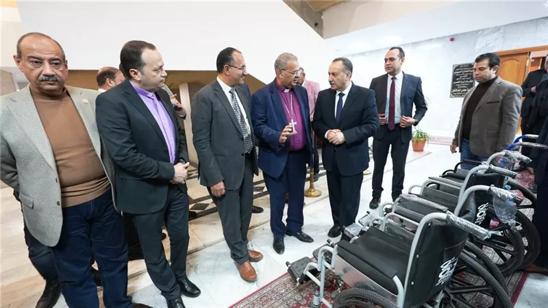 محافظ أسيوط يتسلم 30 كرسيًا متحركًا لطلاب مدارس التربية الفكرية 