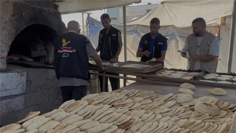 لمواجهة الجوع.. اللجنة المصرية تواصل توزيع الخبز بالمجان في غزة|فيديو 