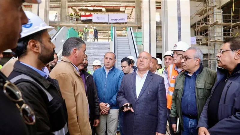 كامل الوزير يتفقد مواقع العمل للقطار السريع من العلمين إلى الإسكندرية