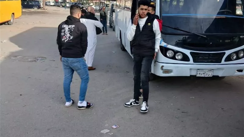 رئيس مدينة بلطيم يتابع حل مشكلة تكدس الركاب بالموقف