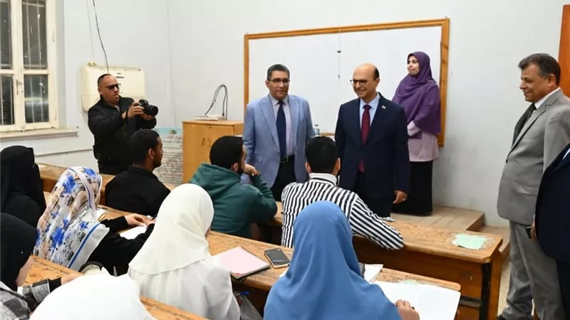 رئيس جامعة أسيوط يتابع انتظام العملية التعليمية مع بدء الترم الثاني