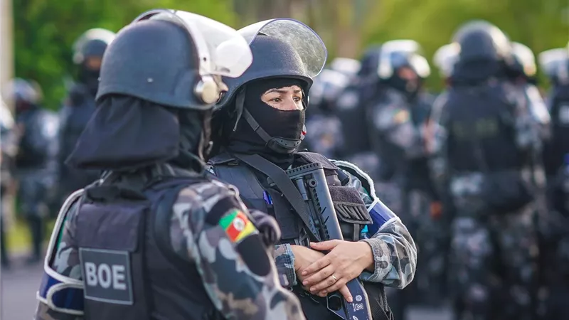 عناصر الشرطة البرازيلية يتنكرون بأزياء كائنات فضائية|فيديو