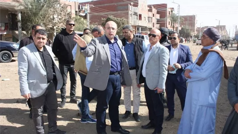 محافظ بني سويف يوجه بإزالة تراكمات القمامة على طريق هليه فورًا