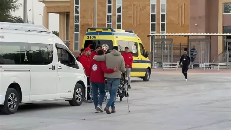 مستشفى العريش يستقبل الجرحى الفلسطينيين ويقدم الرعاية الصحية لهم