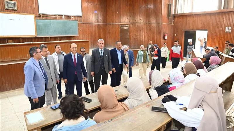 رئيس جامعة أسيوط يتابع انتظام العملية التعليمية بالكليات