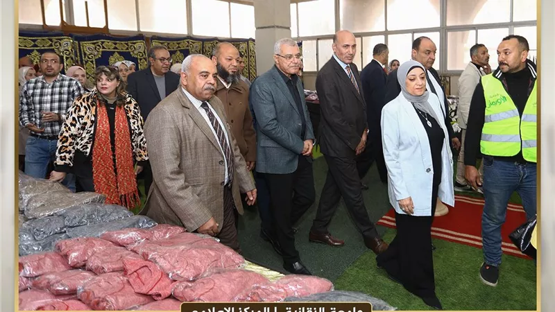 جامعة الزقازيق توزع 3000 قطعة ملابس جديدة لتخفيف الأعباء عن الطلاب 