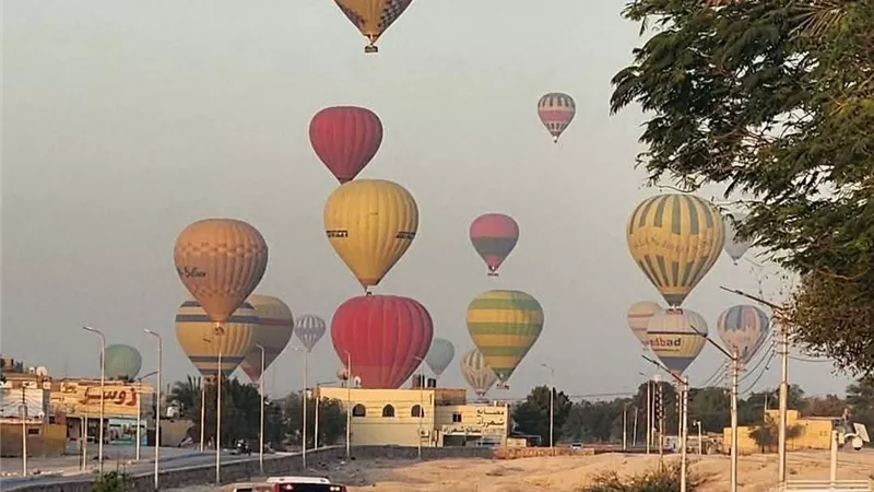 4340 سائحا أجنبيا يخوضون مغامرة المنطاد الطائر بـ155 رحلة في الأقصر