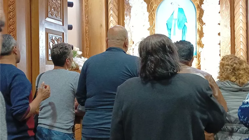 زيت النور يفيض من أيقونة السيدة العذراء بكنيسة الأنبا بيشوي ببورسعيد