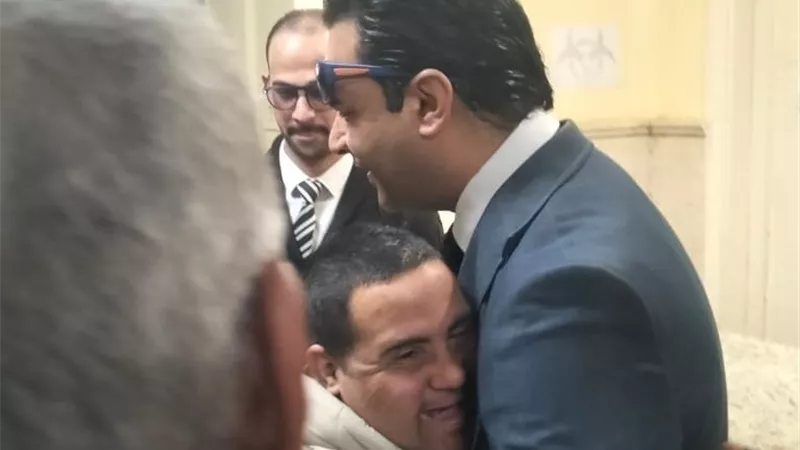 مشهد عفوى ولفتة إنسانية من وكيل صحة سوهاج تجاه مواطن من ذوي الهمم