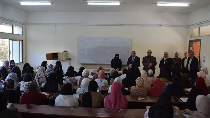 نائب رئيس جامعة الأزهر يتفقد انتظام الدراسة بأسيوط