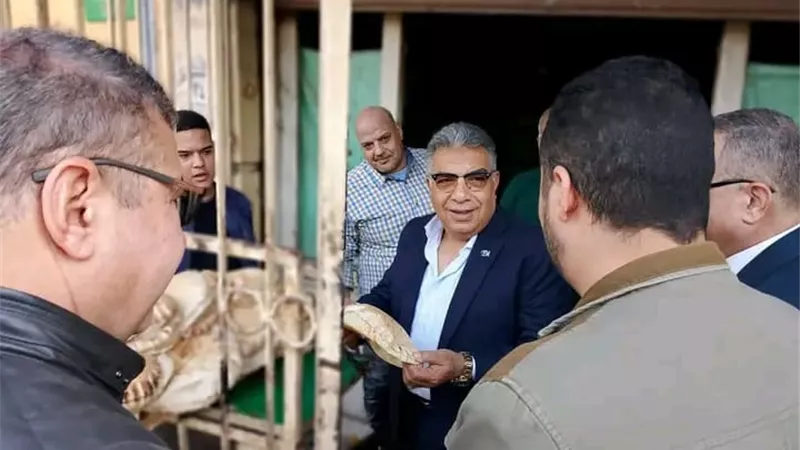 محافظ الدقهلية يتفقد مخابز المنصورة ويشدد على صرف الخبز بالوزن المقرر
