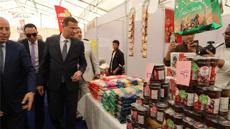 وزير الزراعة يفتتح معرض المنتجات الغذائية بباب الشعرية بمناسبة رمضان