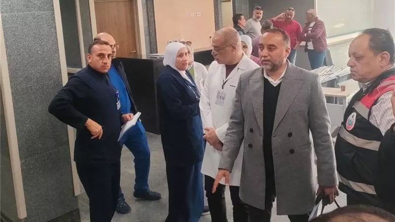 يضم 