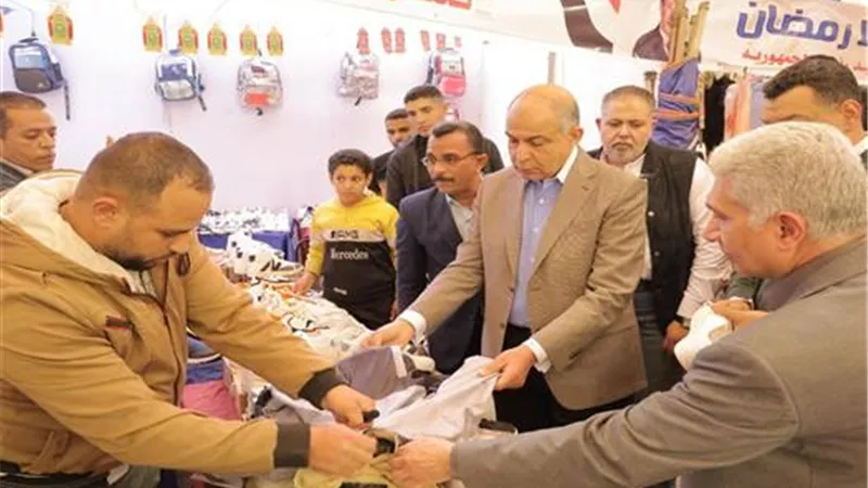 في مشهد أبوي.. محافظ المنيا يستوقف جولته للاستماع لطفلة بمعرض «أهلا رمضان»