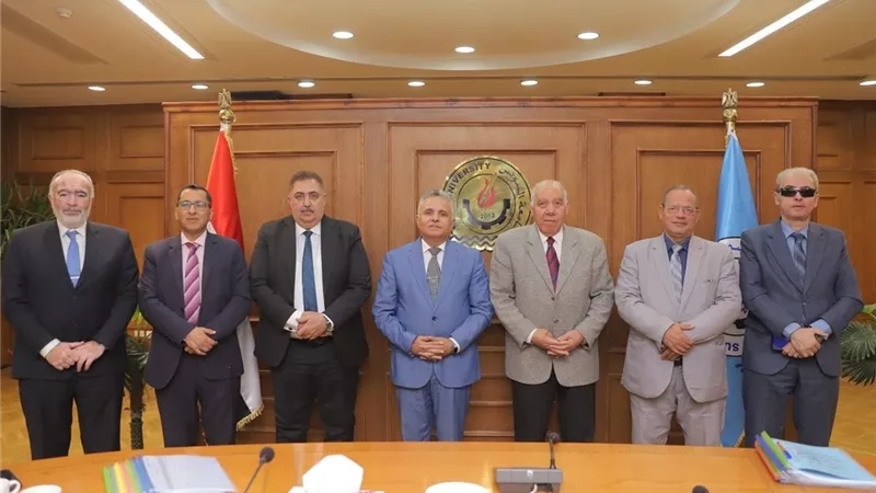 رئيس جامعة السويس يترأس اجتماع لجنة اختيار القيادات الجامعية