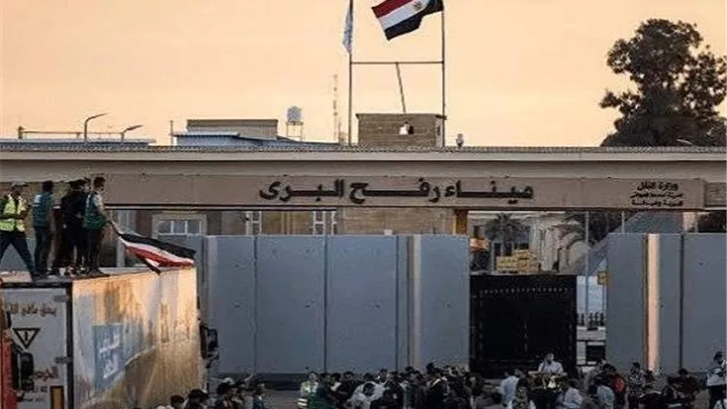 وصول الدفعة الخامسة من العائدين لغزة عبر معبر رفح إلى خان يونس
