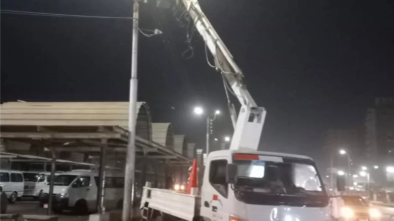 تحسين الإنارة العامة بموقف كفر الشيخ ضمن خطة رفع الكفاءة